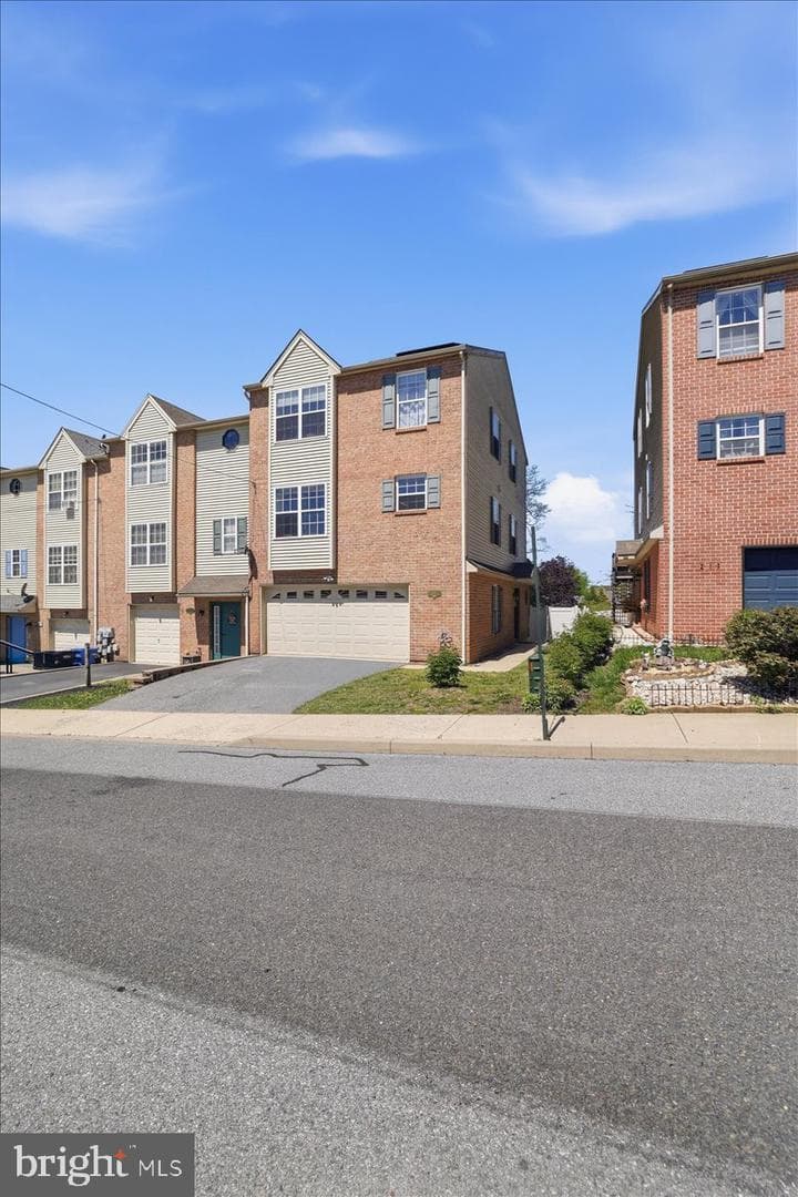 215 Birch Street photo 2