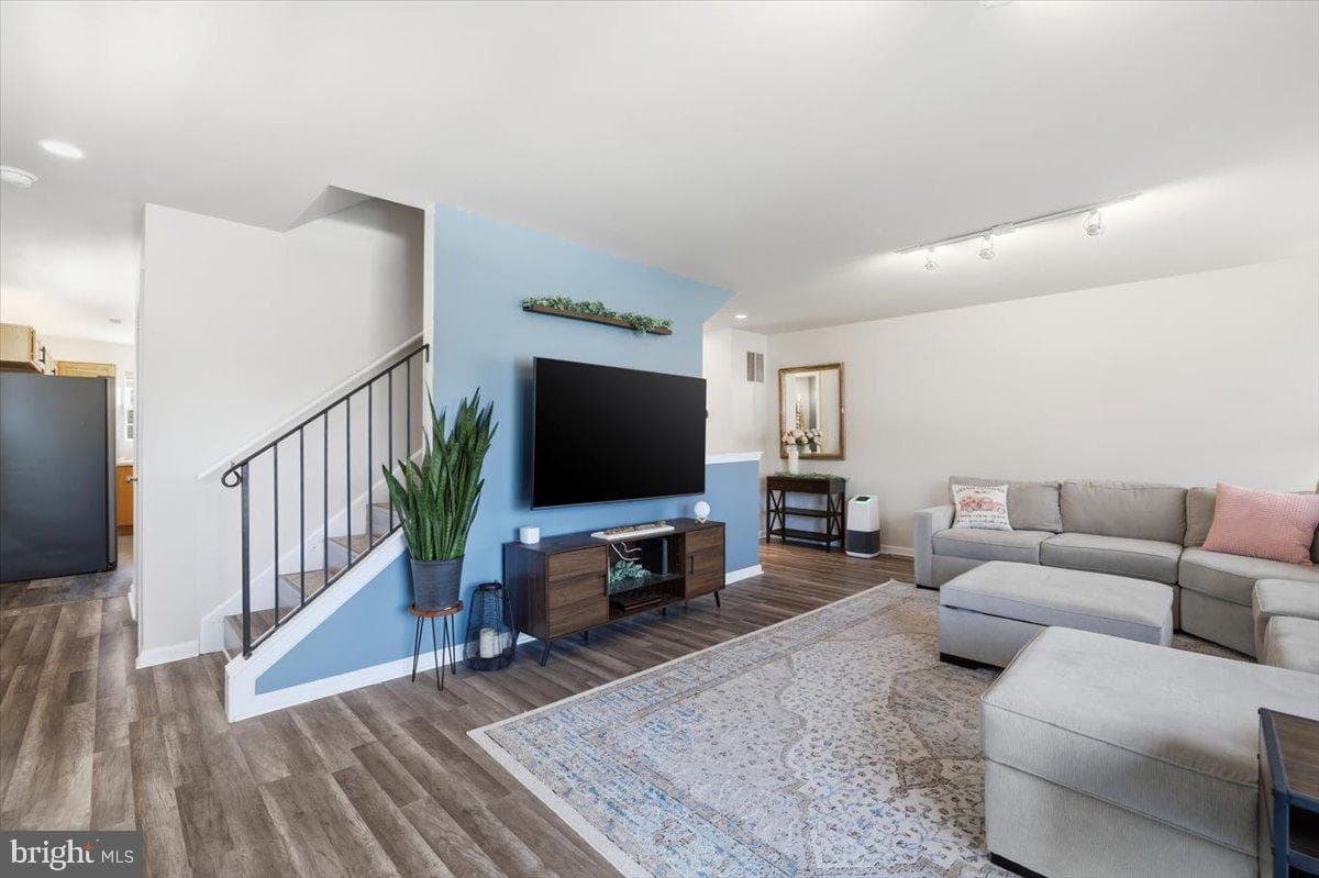 215 Birch Street photo 9