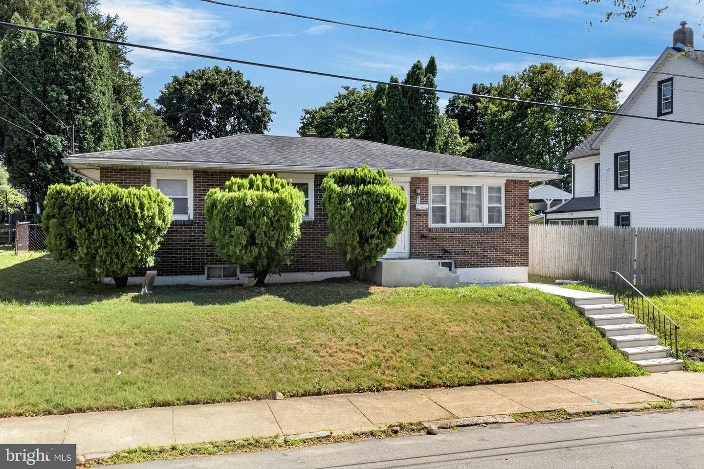 332 W Lincoln Street photo 2