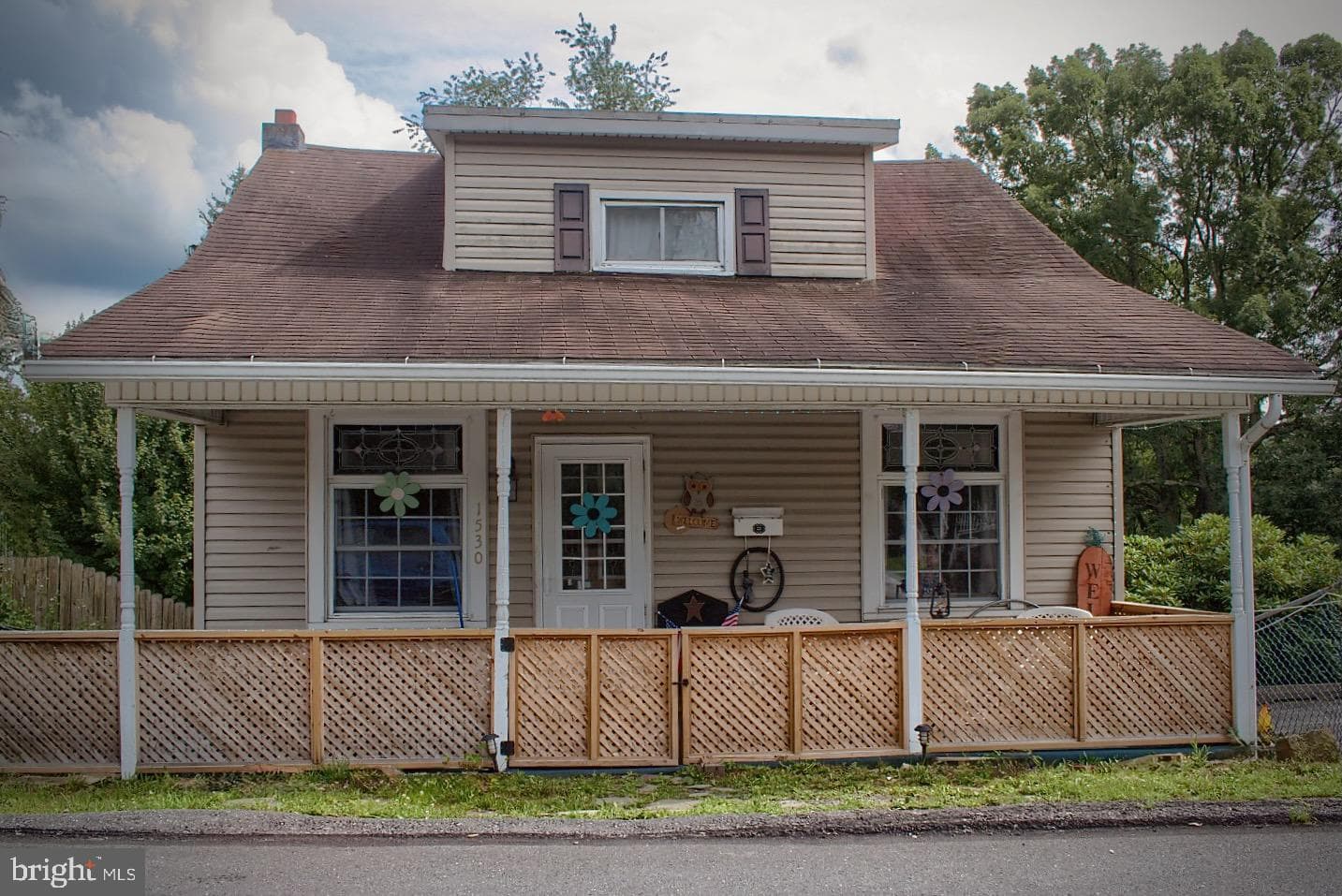 1530 Fern Street W photo 2