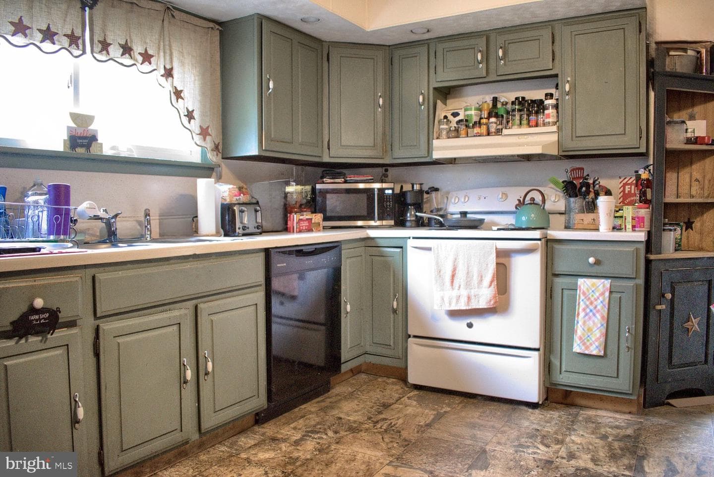 1530 Fern Street W photo 3