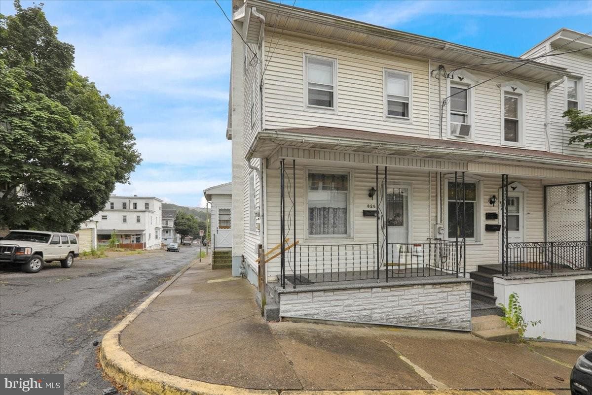 826 E Dewart Street photo 2
