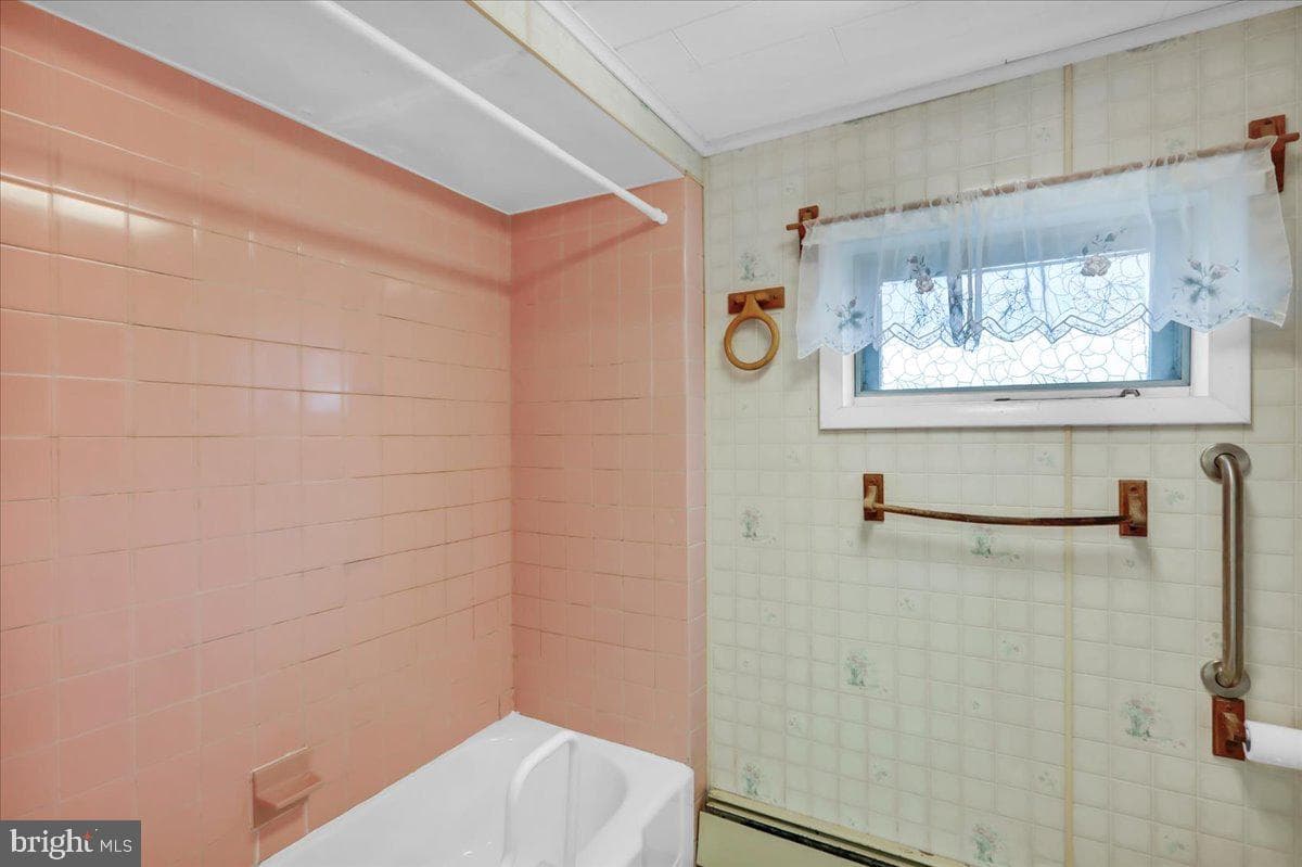 826 E Dewart Street photo 22