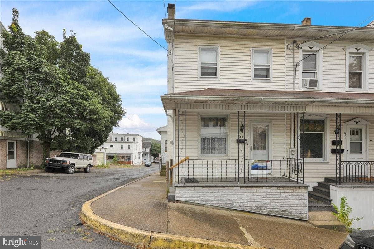 826 E Dewart Street photo 3