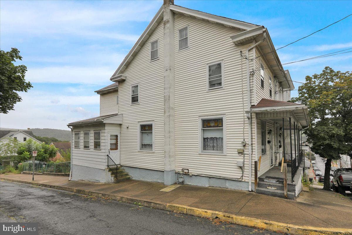 826 E Dewart Street photo 4