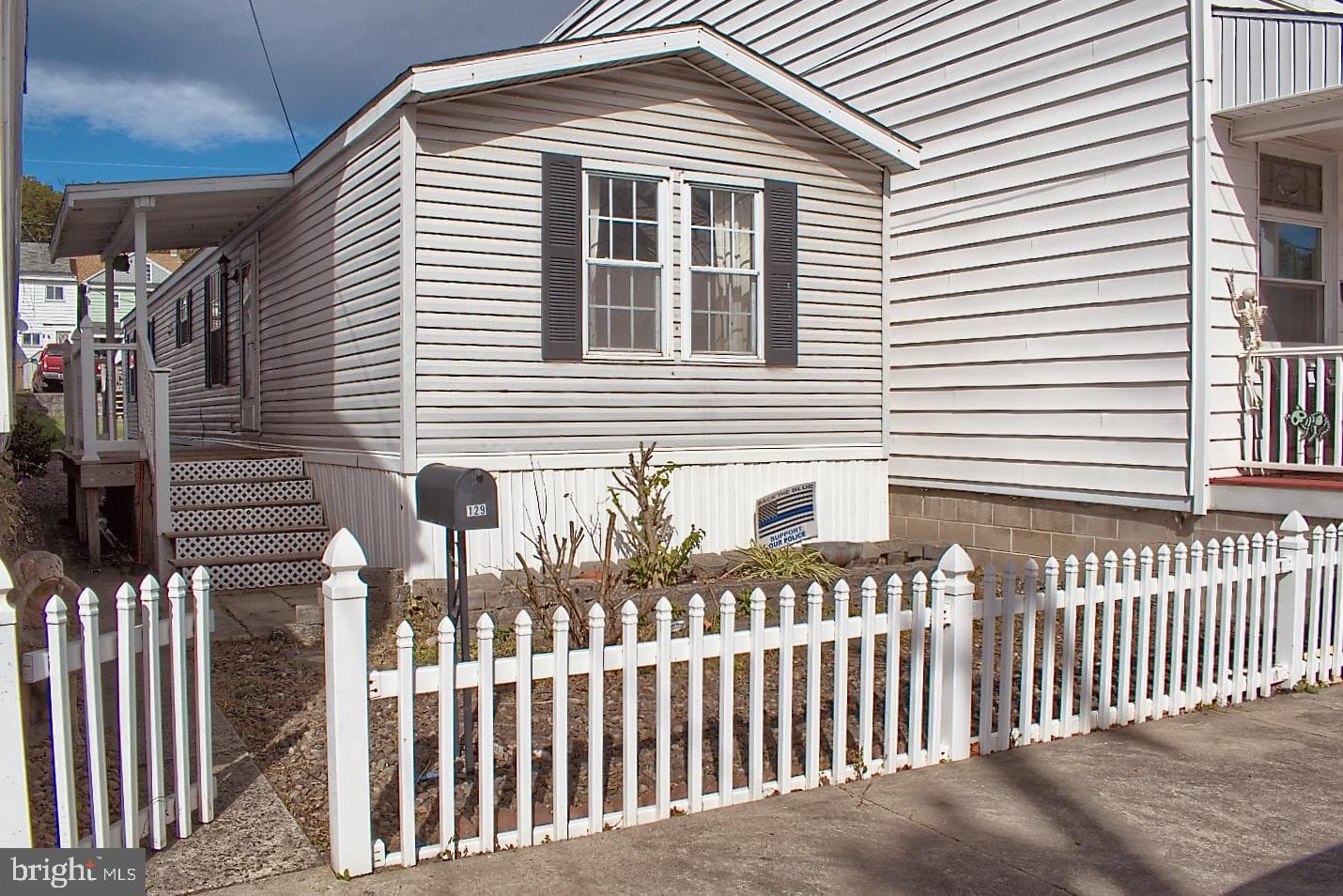 129 Saylor Street W photo 2