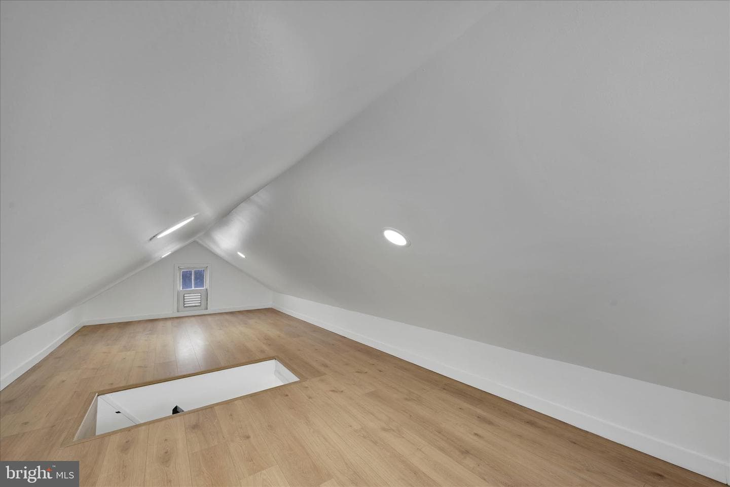317 E Melrose Street photo 24