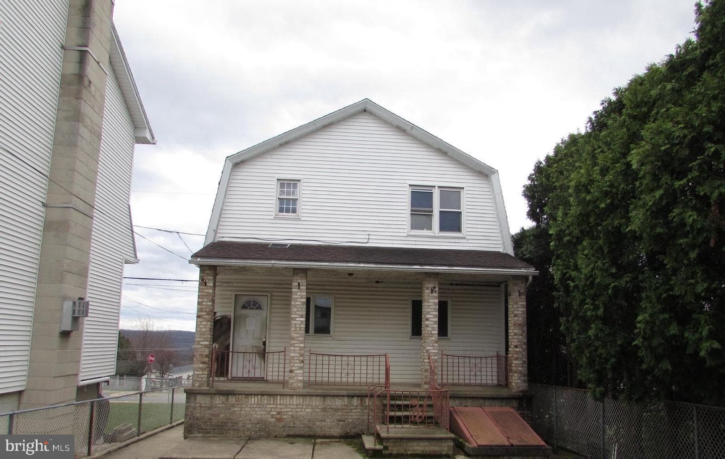 437 E Melrose St photo 2