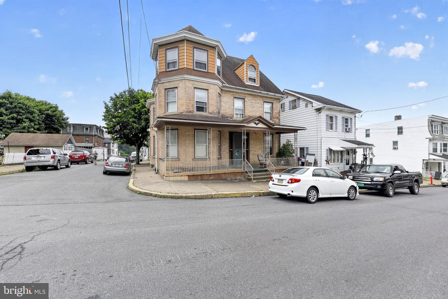 726 E Dewart Street photo 3