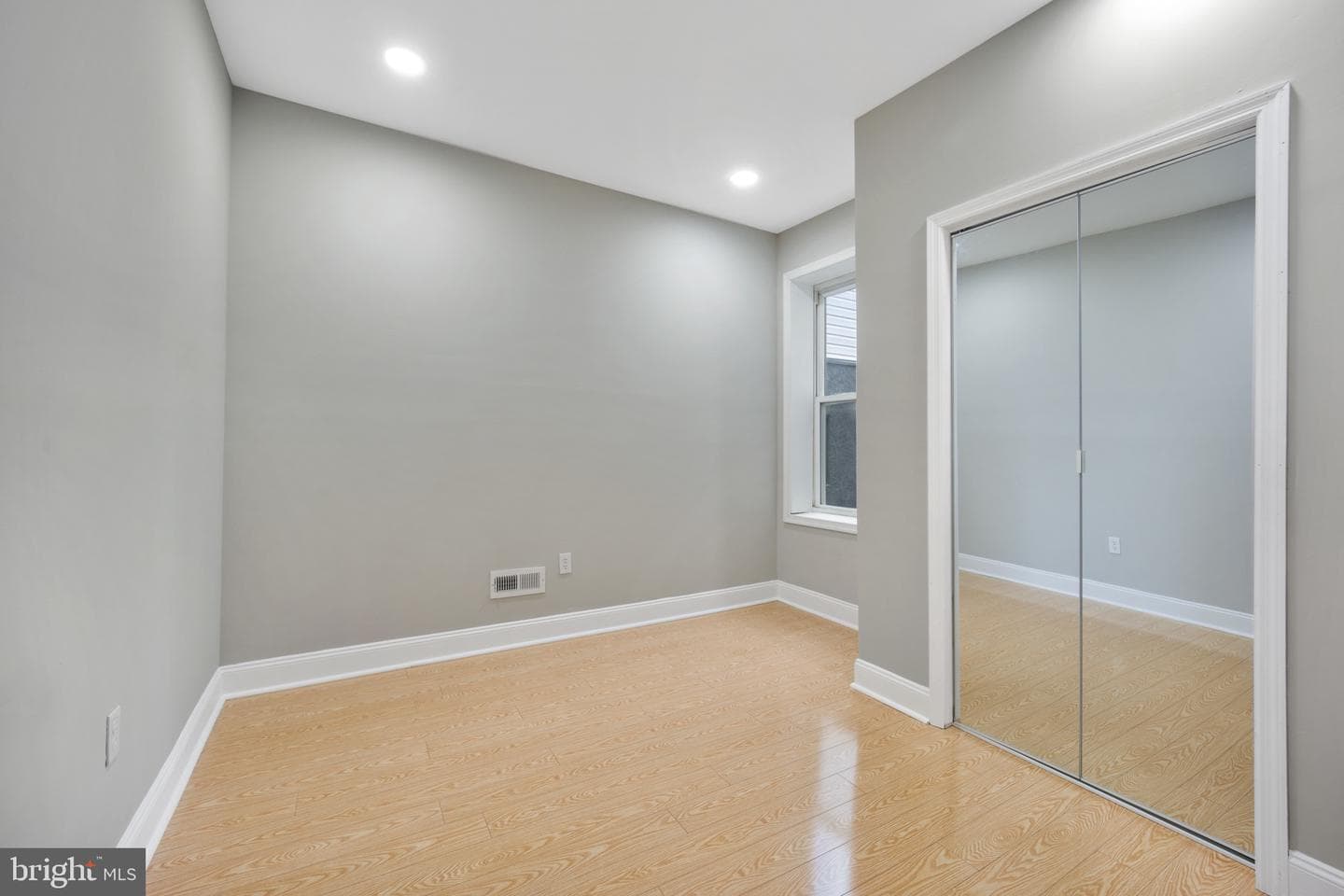 2051 W Oxford Street photo 15