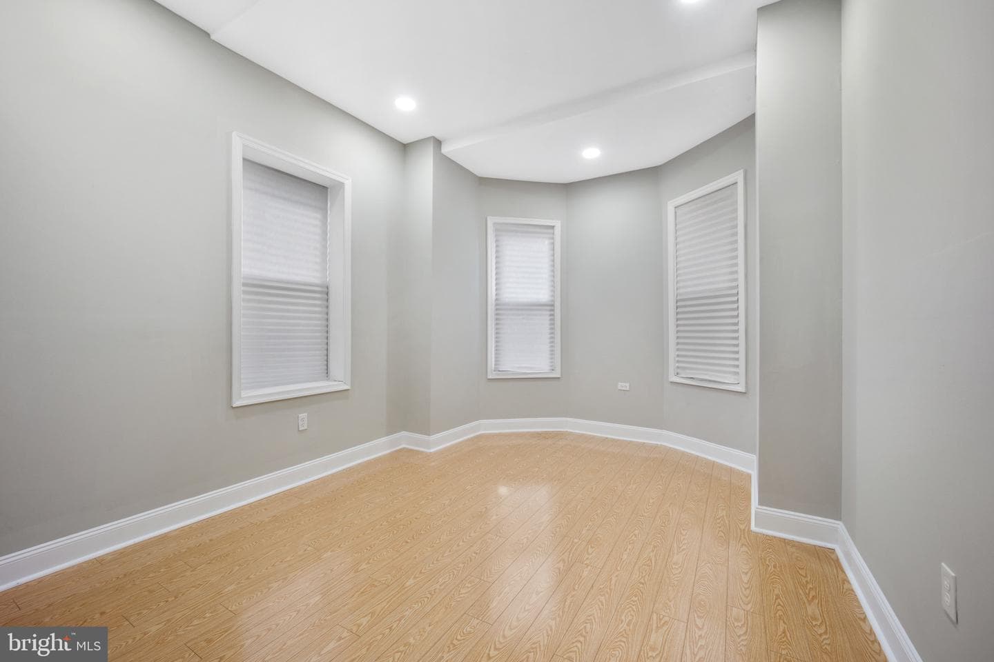 2051 W Oxford Street photo 19