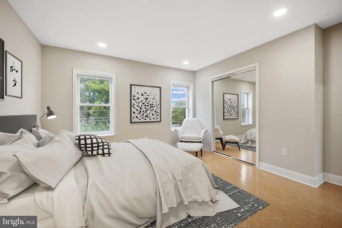 2051 W Oxford Street photo 25