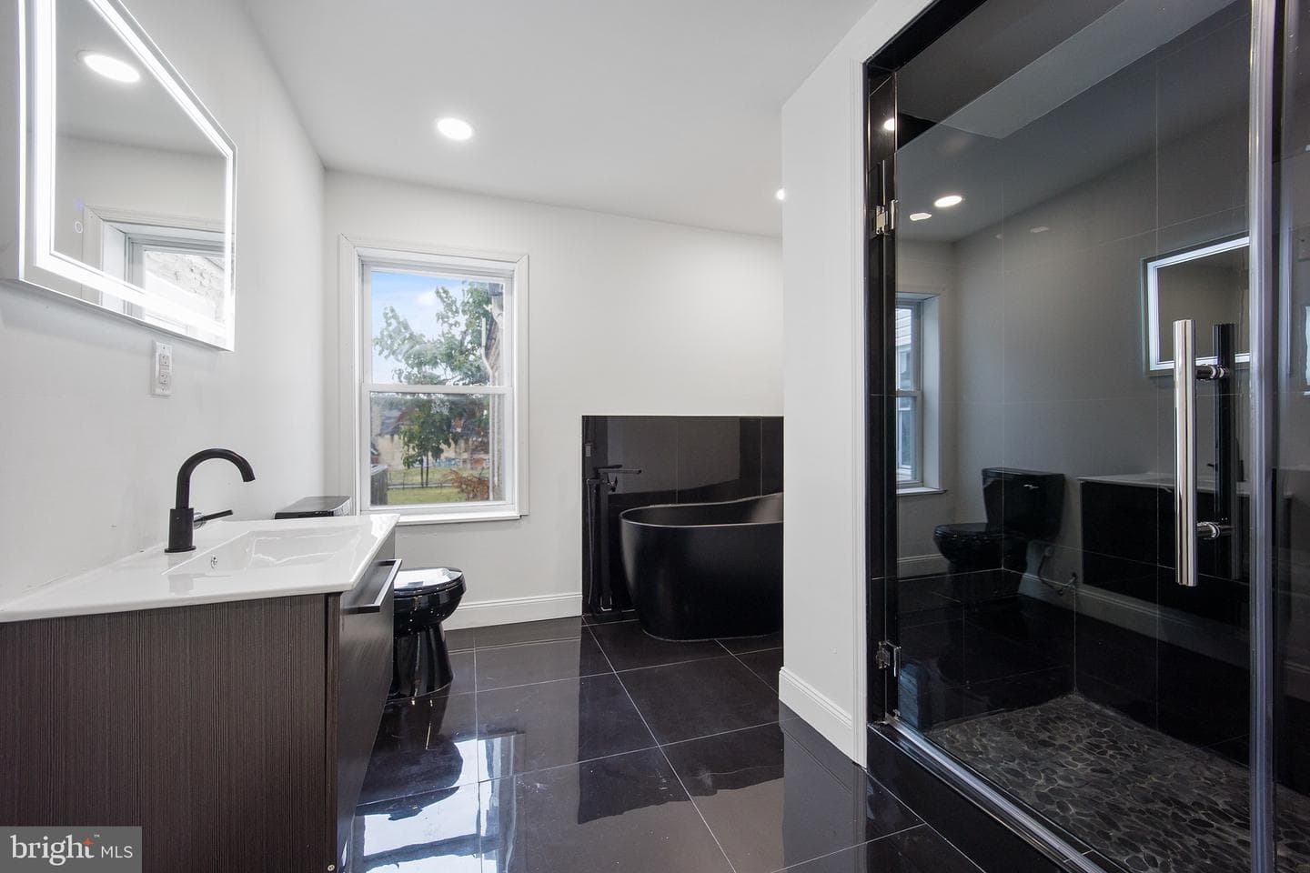 2051 W Oxford Street photo 27