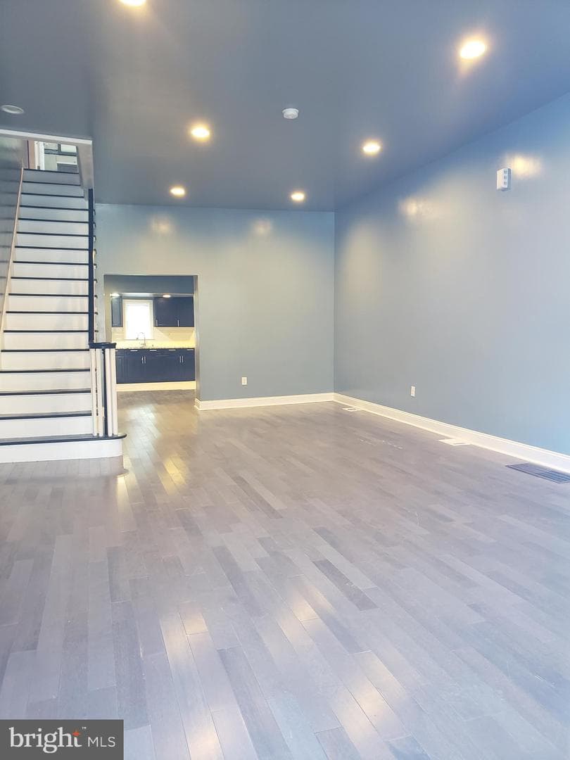 2050 E Cambria Street photo 3
