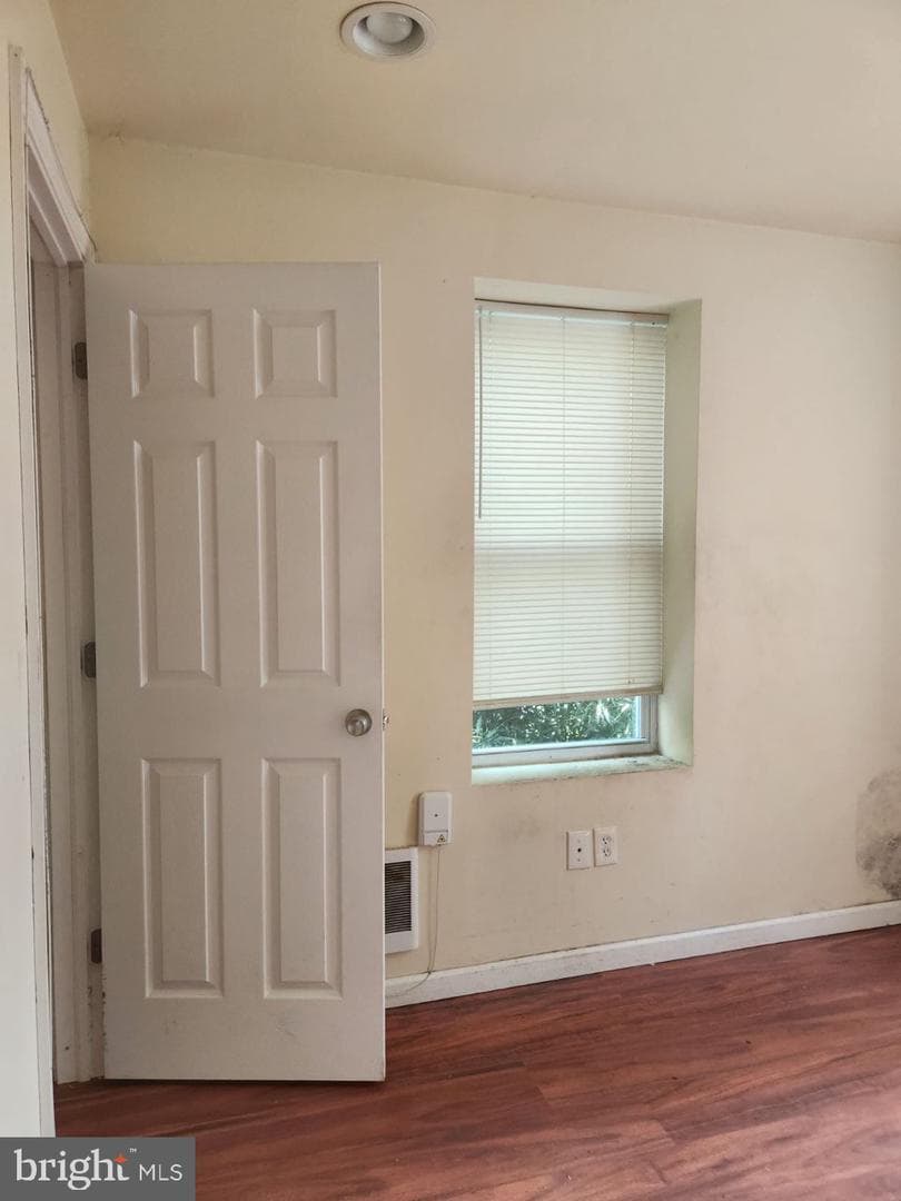 1824 E Madison Street photo 3