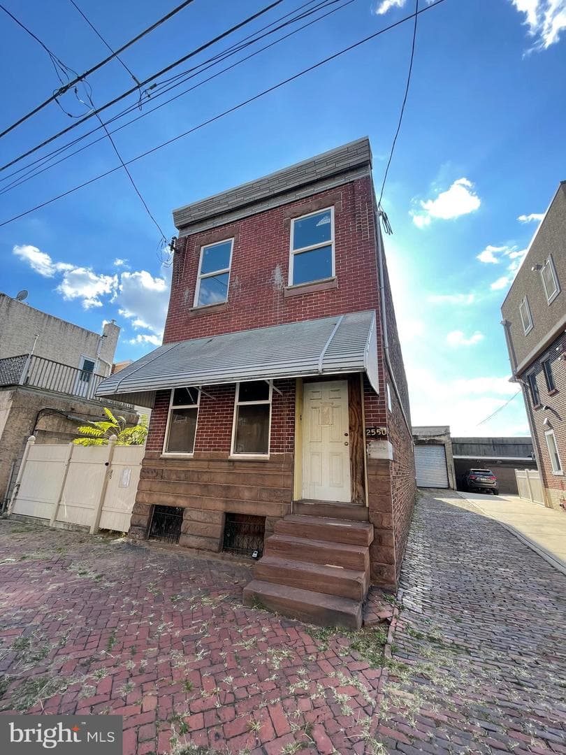 2550 E Monmouth Street photo 2