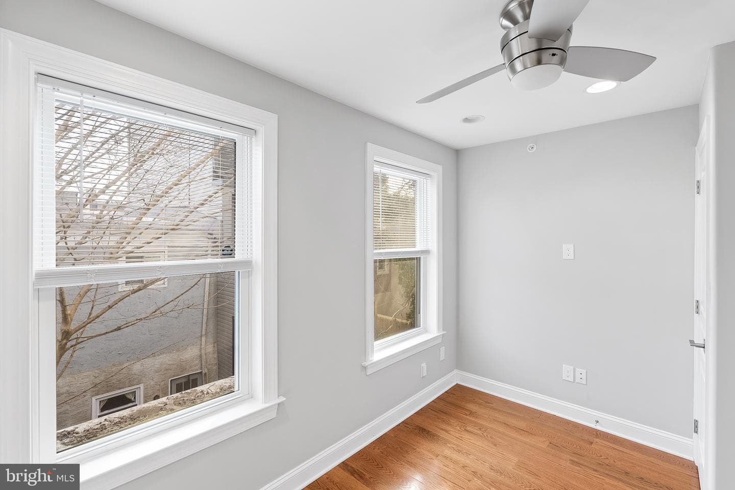 1527 S Lambert Street photo 11