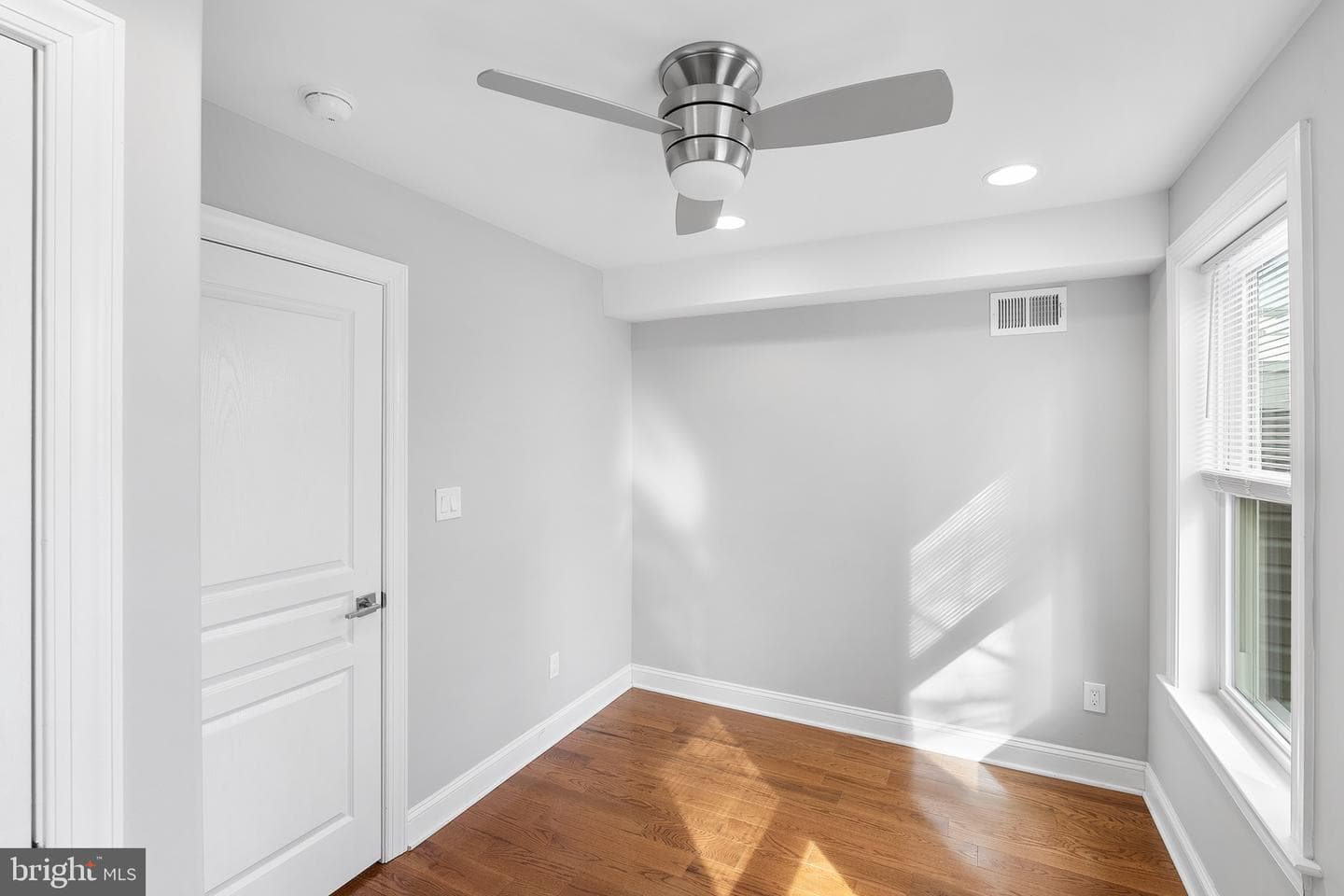 1527 S Lambert Street photo 12