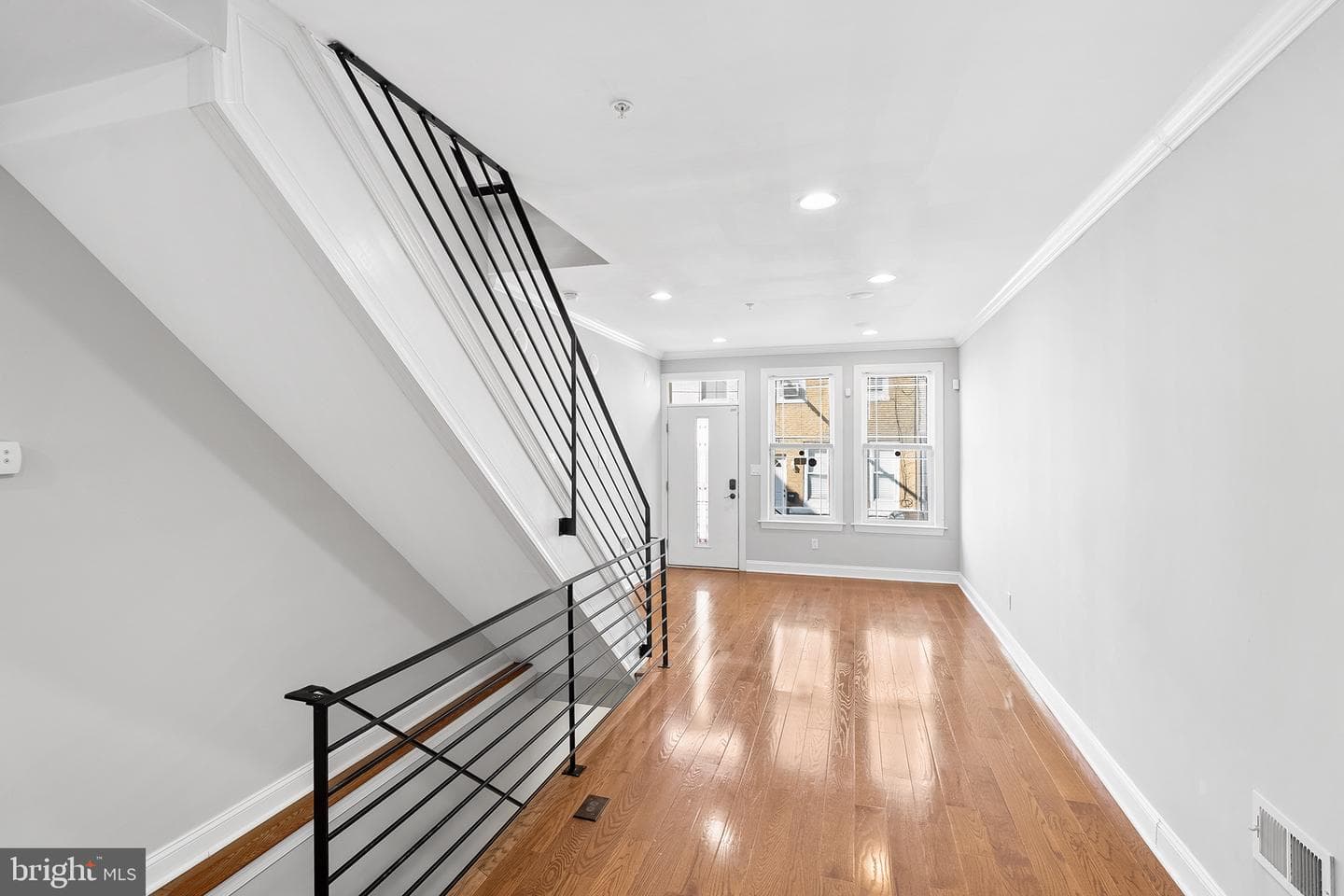 1527 S Lambert Street photo 4