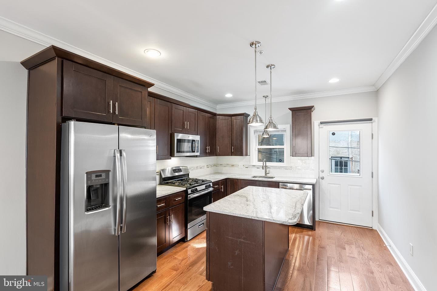 1527 S Lambert Street photo 5