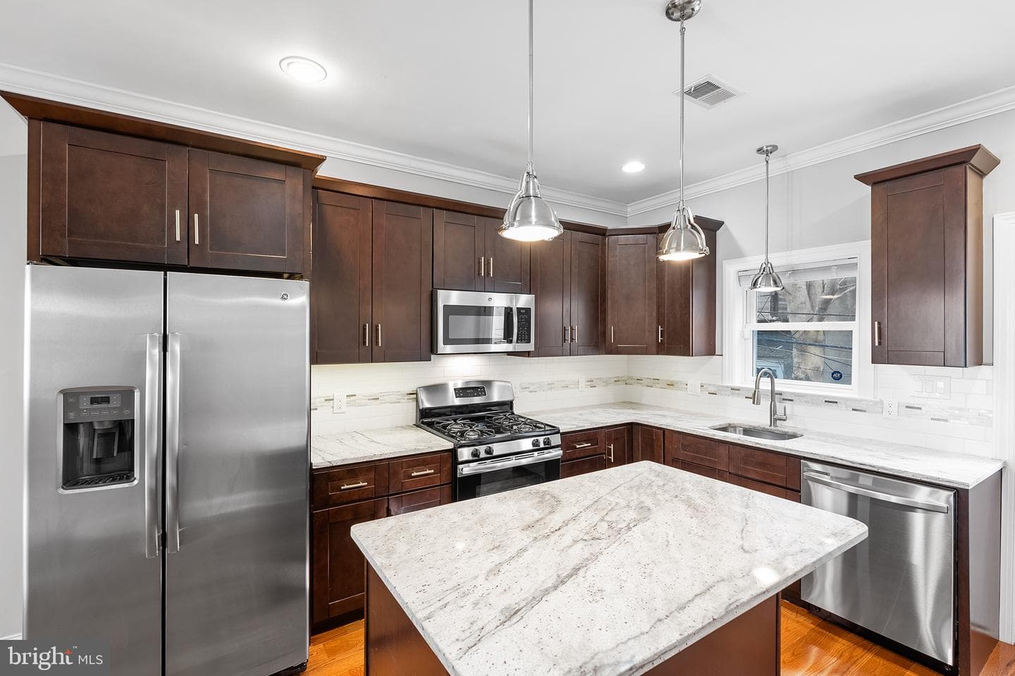 1527 S Lambert Street photo 6
