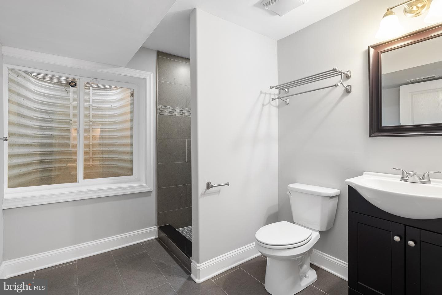 1527 S Lambert Street photo 9