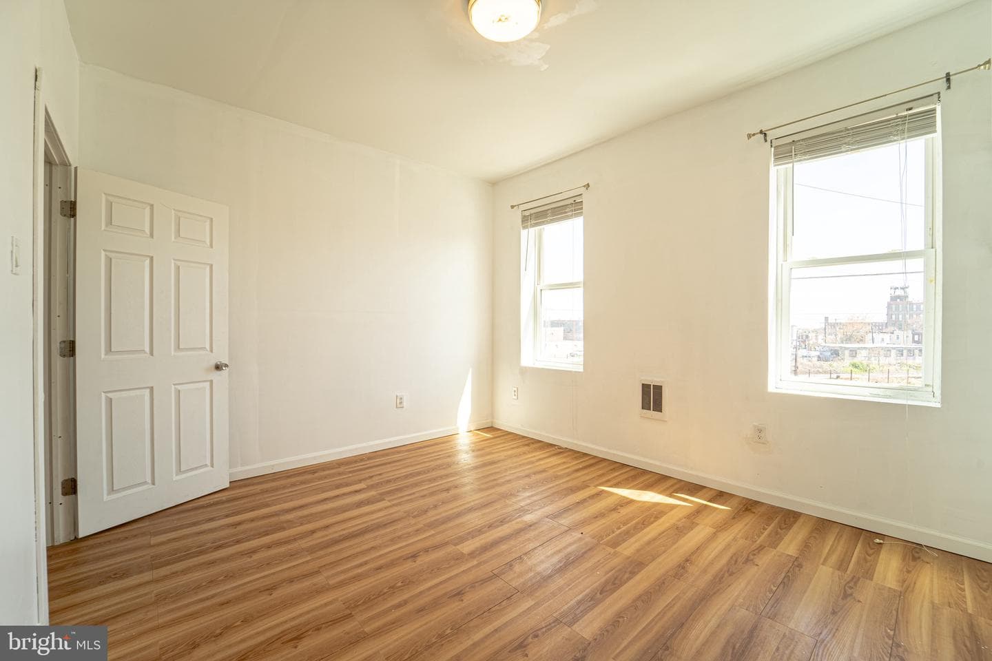 2960 N Mascher Street photo 11