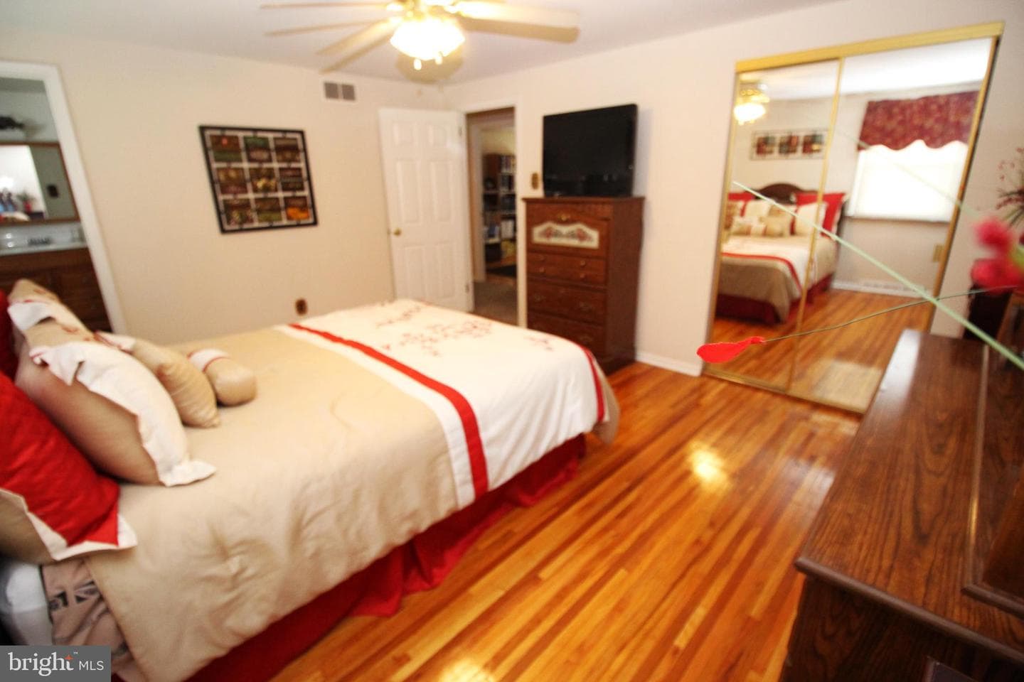 829 Densmore Road photo 19
