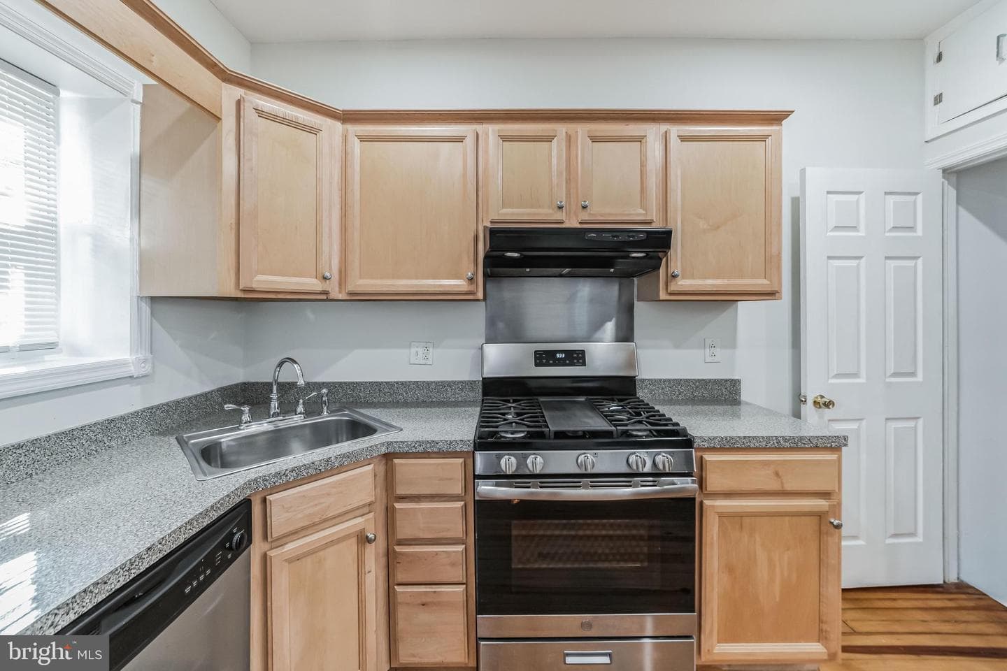 2509 E Oakdale Street photo 9