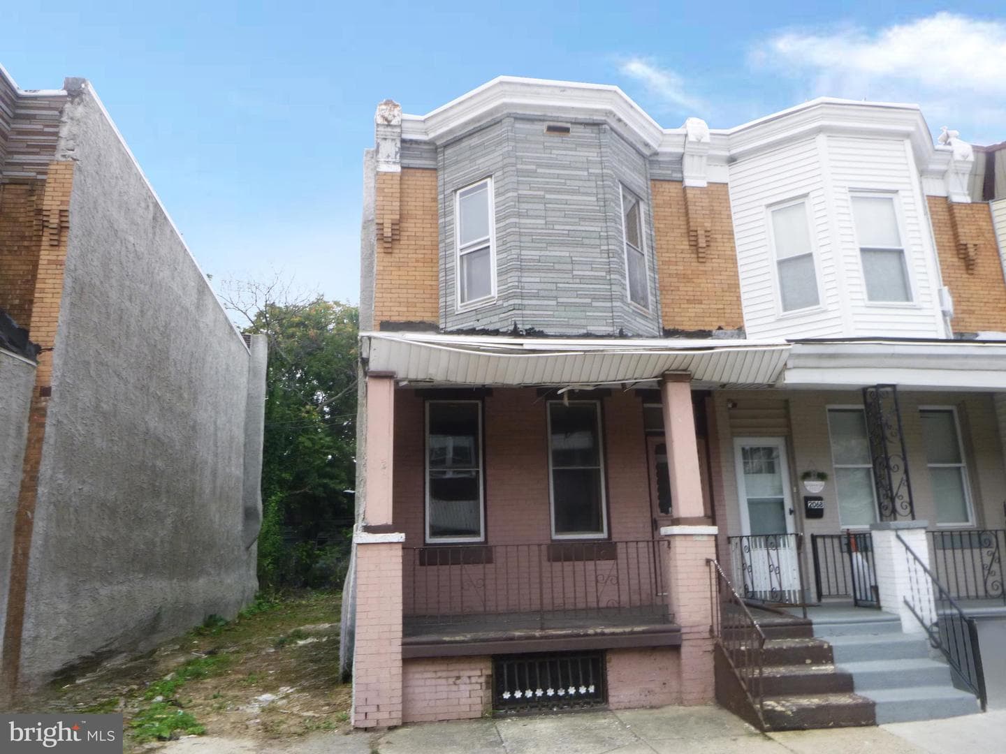 2070 Bridge Street photo 2