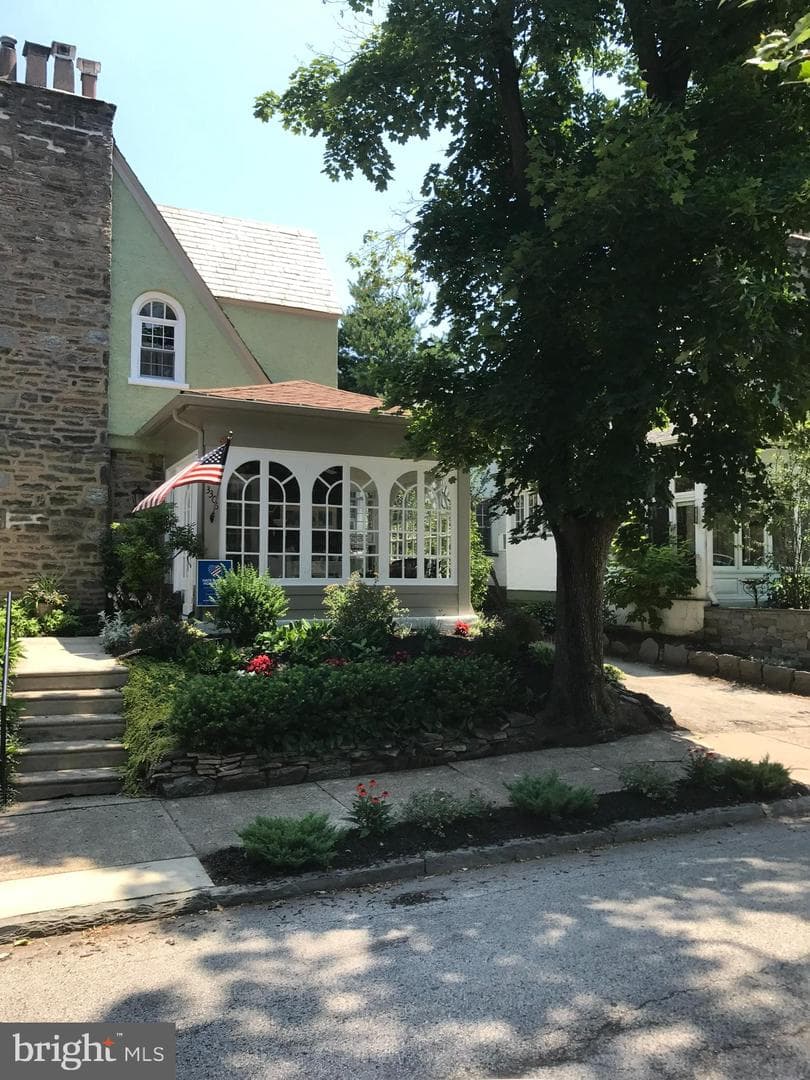 3306 W Penn Street photo 2