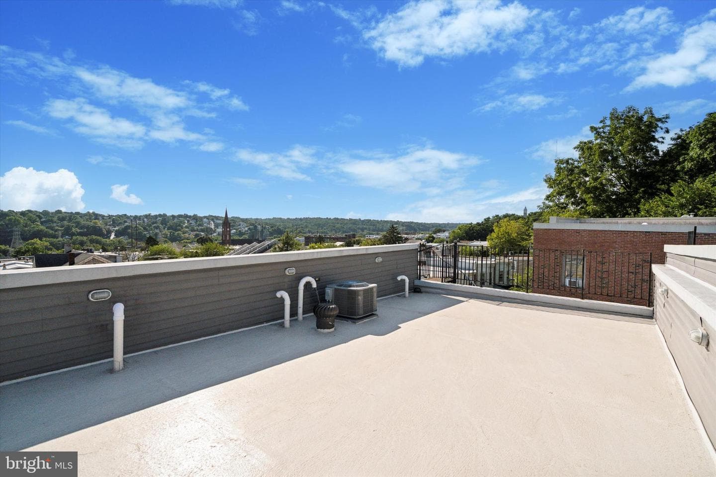 222 Green Lane photo 36