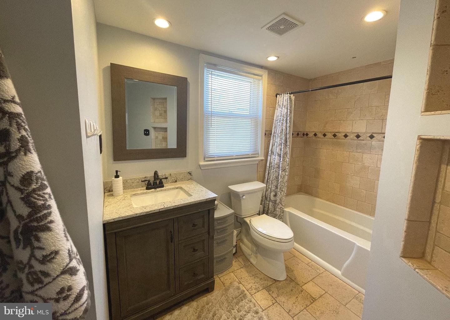 2739 E Madison Street photo 15