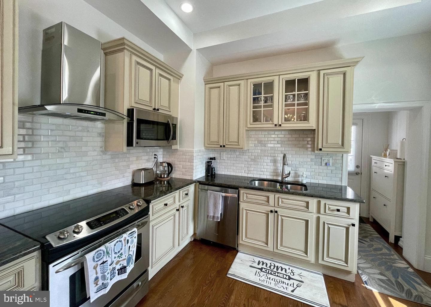 2739 E Madison Street photo 2