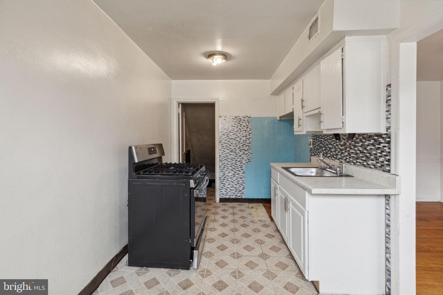 6325 Elmhurst Street photo 10