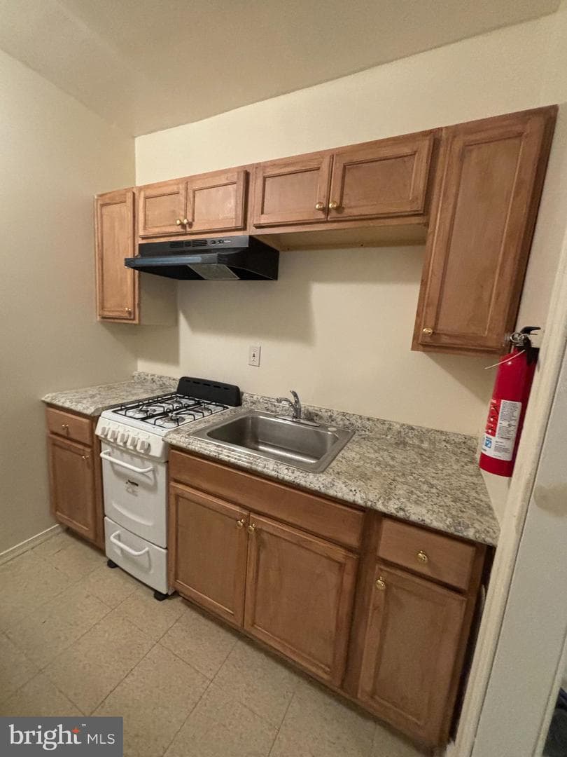 819 E Hilton Street photo 4