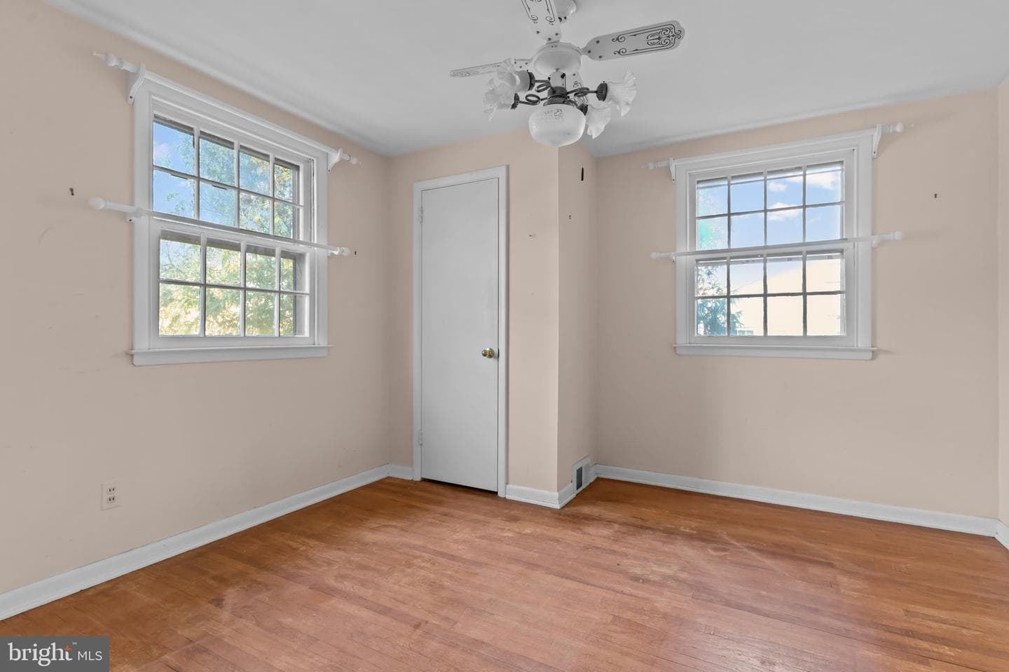 910 E Cathedral Road photo 15