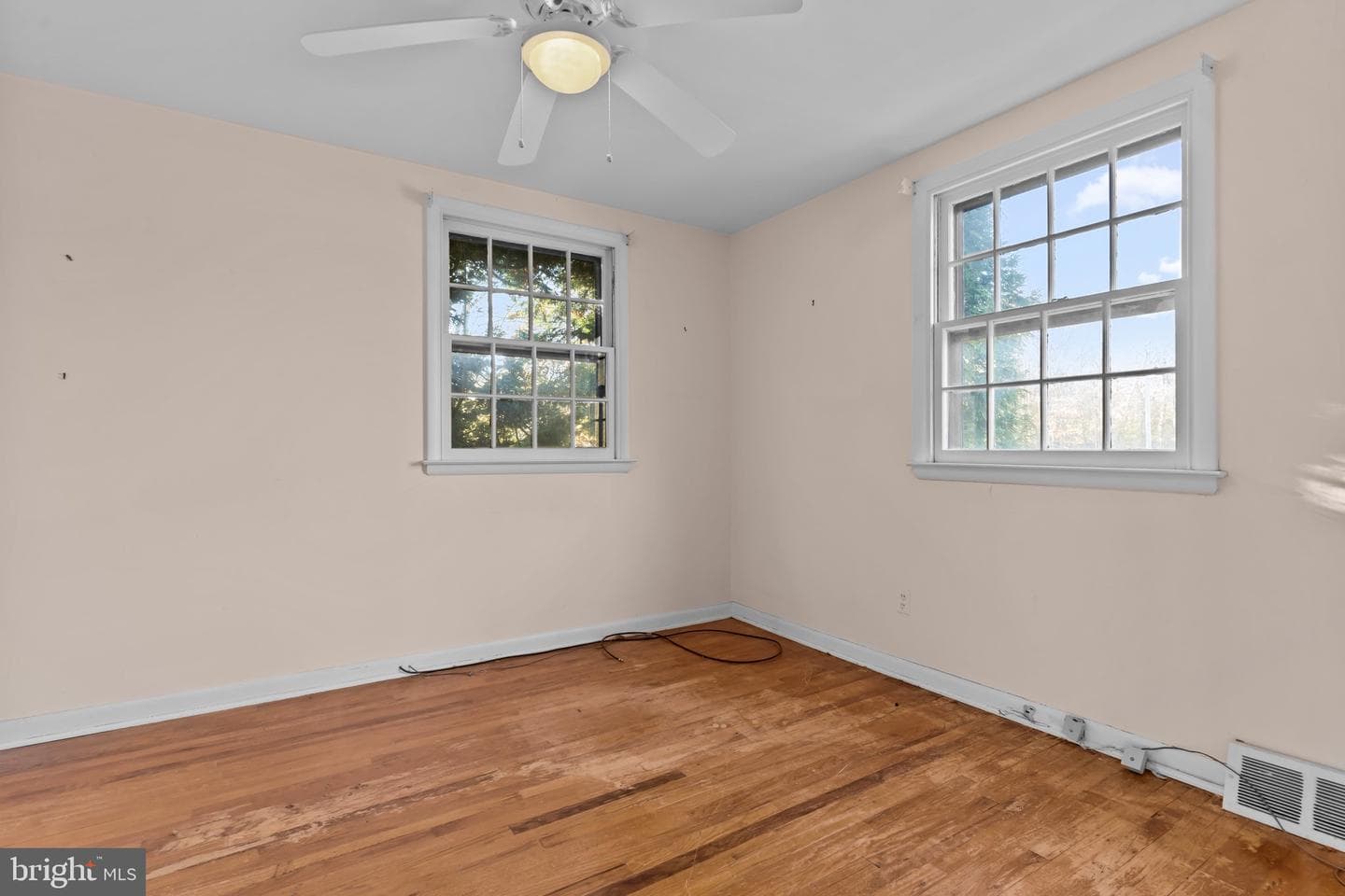 910 E Cathedral Road photo 17
