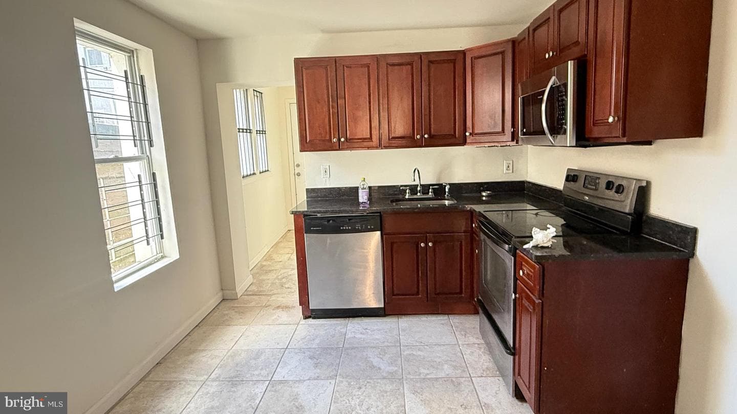 1718 Arlington Street photo 4