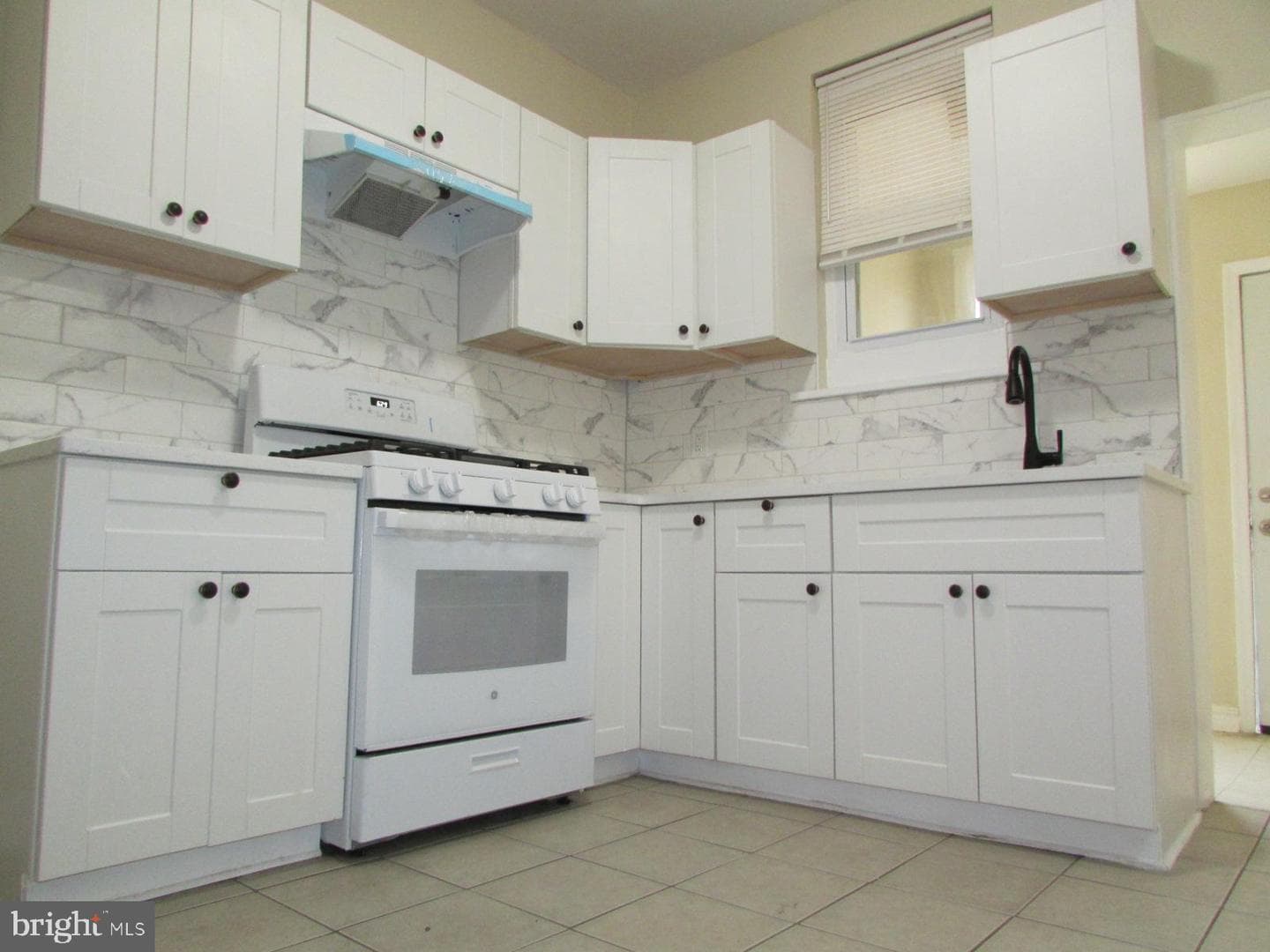 5619 N American Street photo 4