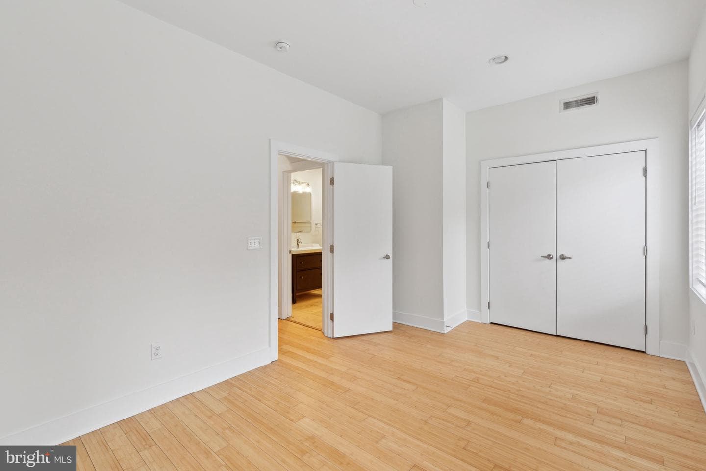 507 Montrose Street photo 32
