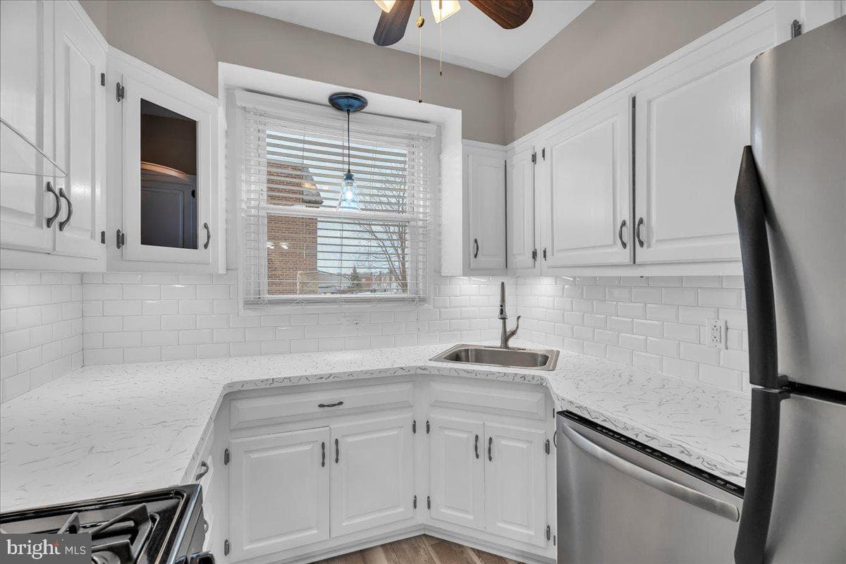 1228 Devereaux Avenue photo 6