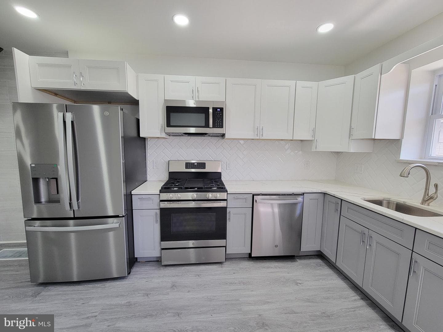 64 E Hortter Street photo 8