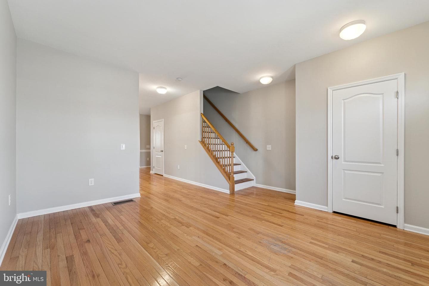 2564 Castor Avenue photo 2