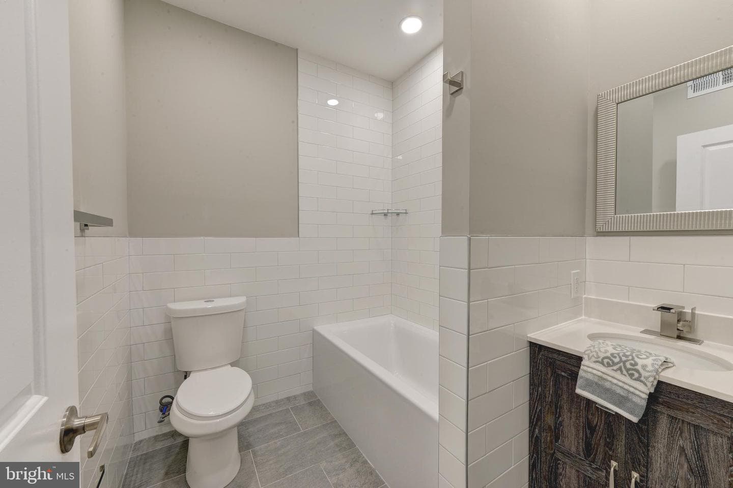 135 E Springer Street photo 15