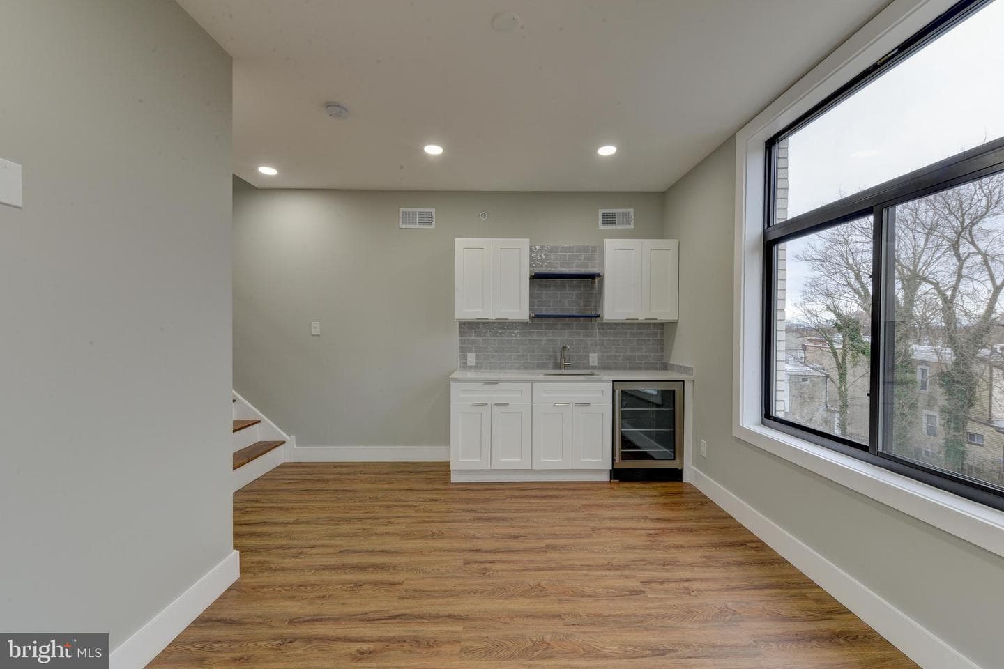 135 E Springer Street photo 20