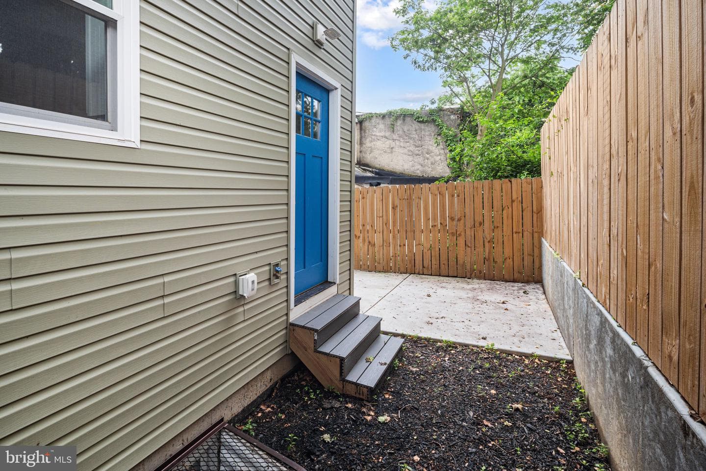 135 E Springer Street photo 30