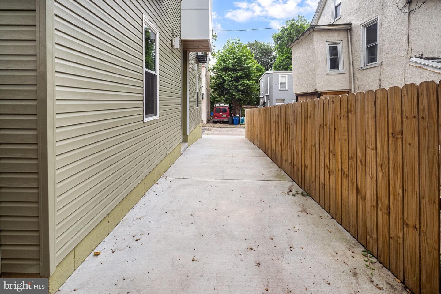 135 E Springer Street photo 31