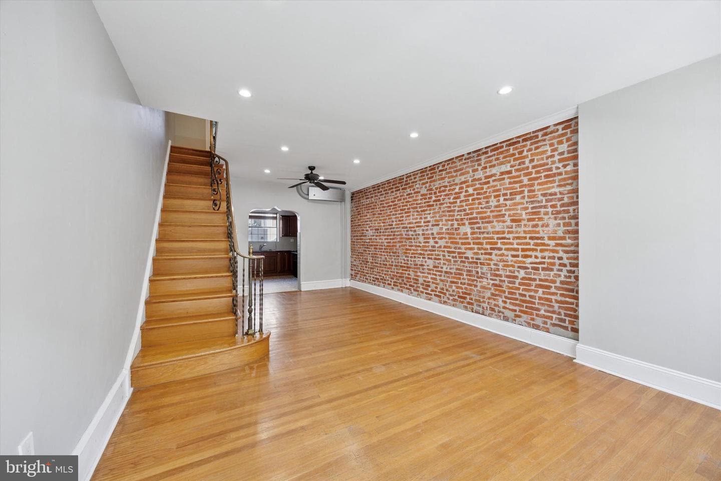 1029 Tree Street photo 3