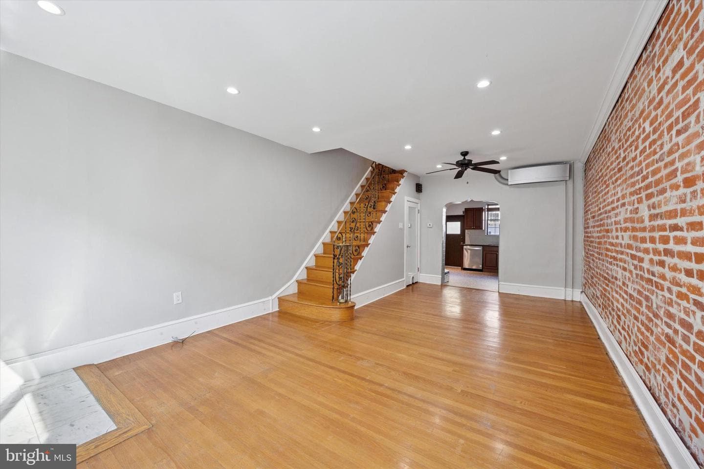 1029 Tree Street photo 4